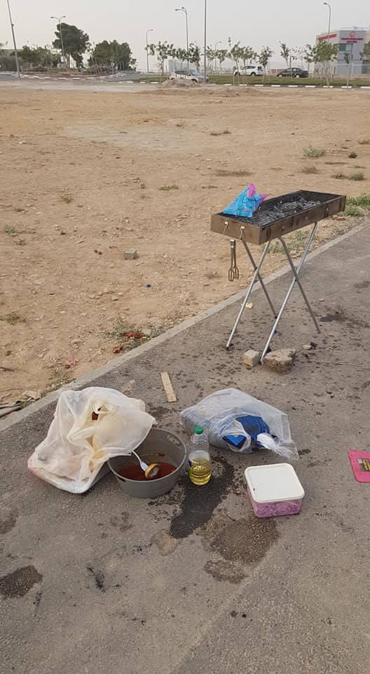 שיא החוצפה: גם עשו מנגל בניגוד לחוק וגם הותירו הכל מאחוריהם (צילום: באר שבע ביחד)